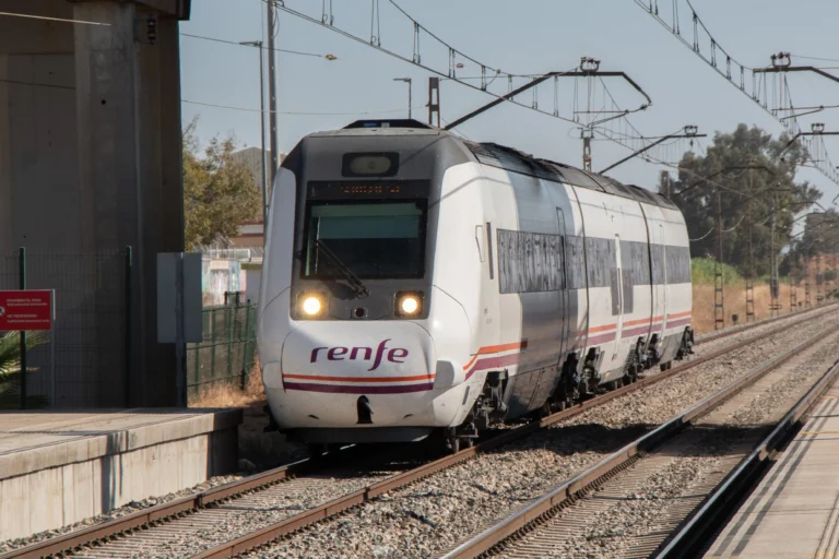 Unidad S/599 de media distancia sobre vía convencional