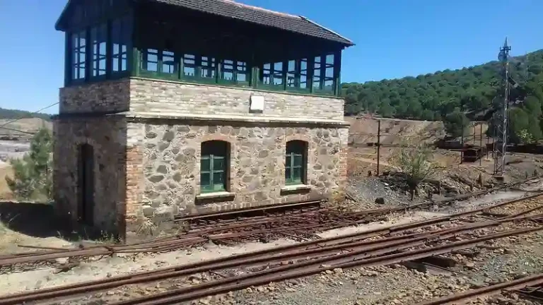 Antigua caseta de enclavamiento abandonada del Ferrocarril de Rio Tinto.