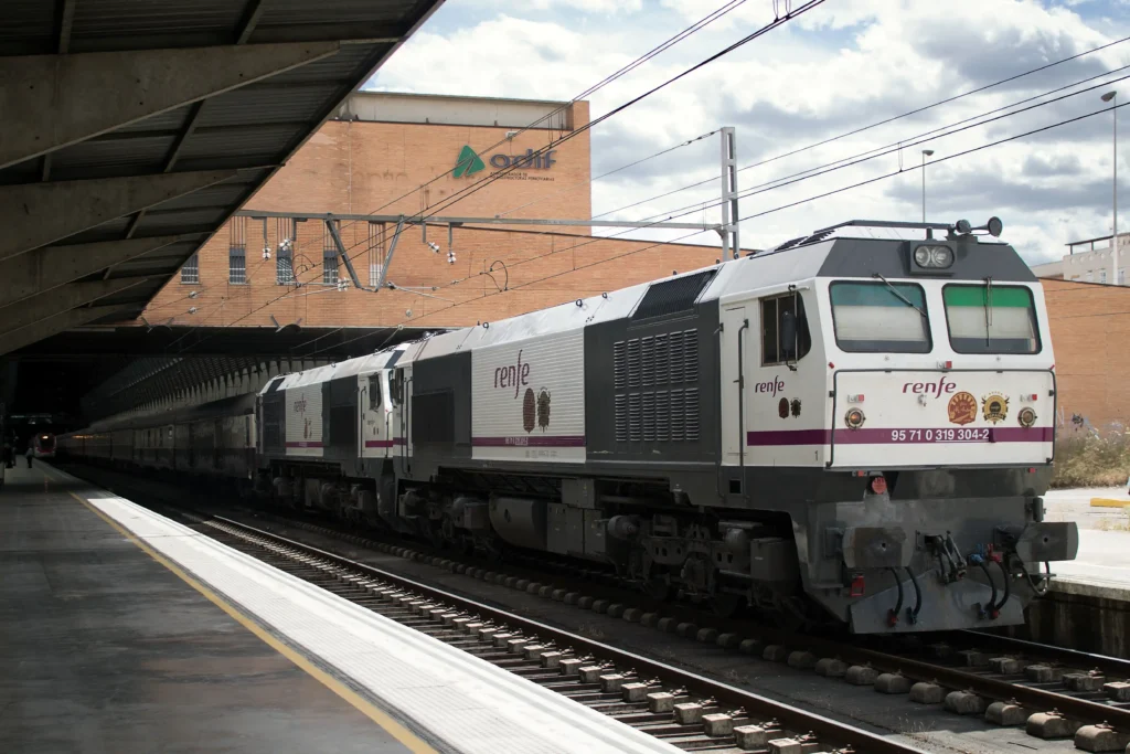 Locomotora Renfe serie 319 vinilada con el tren Al-Andalus estacionado en Sevilla, Andalucía