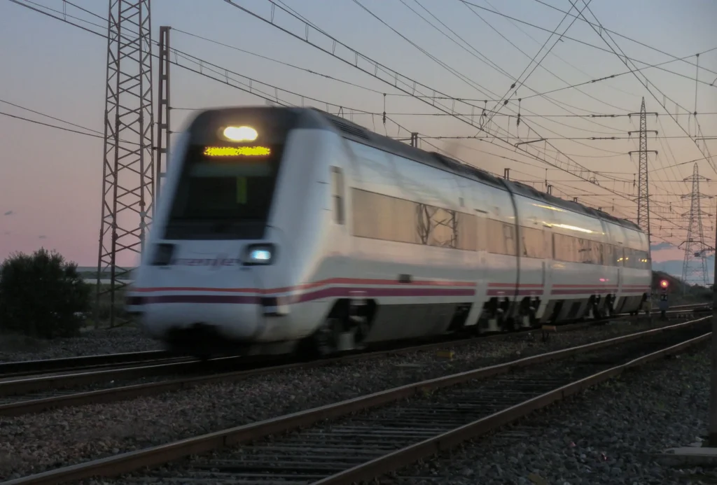 Tren autopropulsado Mantenido por ACTREN diésel de Renfe en movimiento