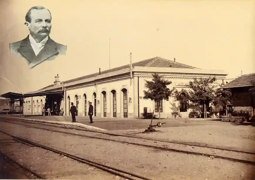 La estación de Huelva - Odiel con una foto de Guillermo Sundheim en el lateral superior izquierda