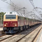 Locomotora Renfe serie 333 vinilada con el tren Al-Andalus circulando por Andalucía