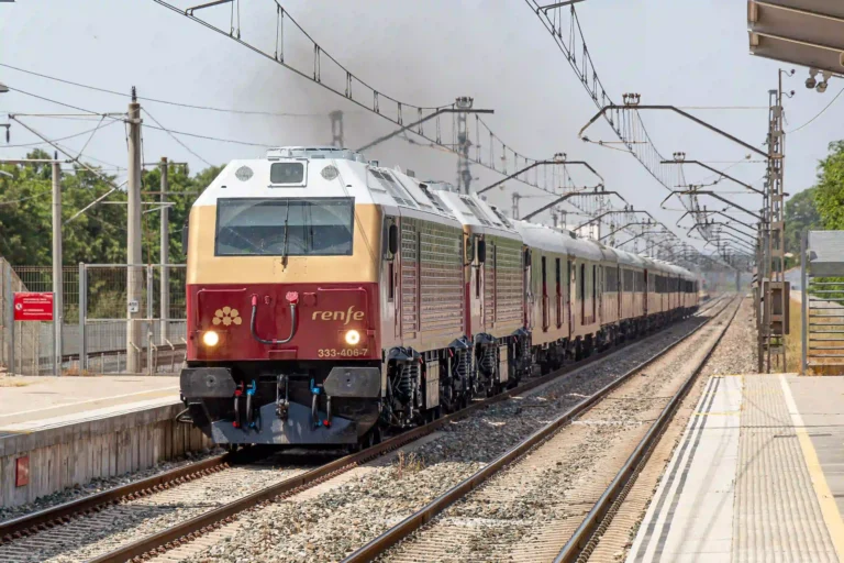 Locomotora Renfe serie 333 vinilada con el tren Al-Andalus circulando por Andalucía