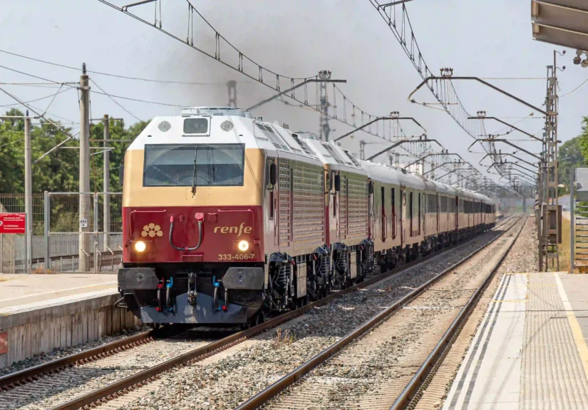 Locomotora Renfe serie 333 vinilada con el tren Al-Andalus circulando por Andalucía