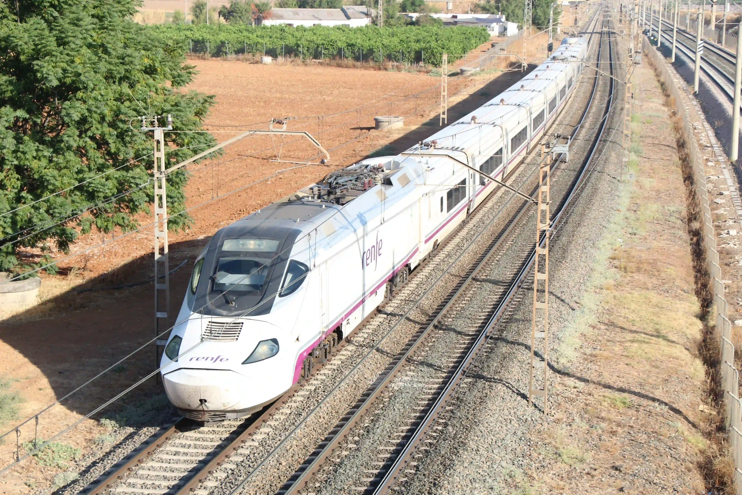 Tren serie 130 de Renfe realizando un servicio Alvia. Foto válida para articulo sobre informe de la CNMC