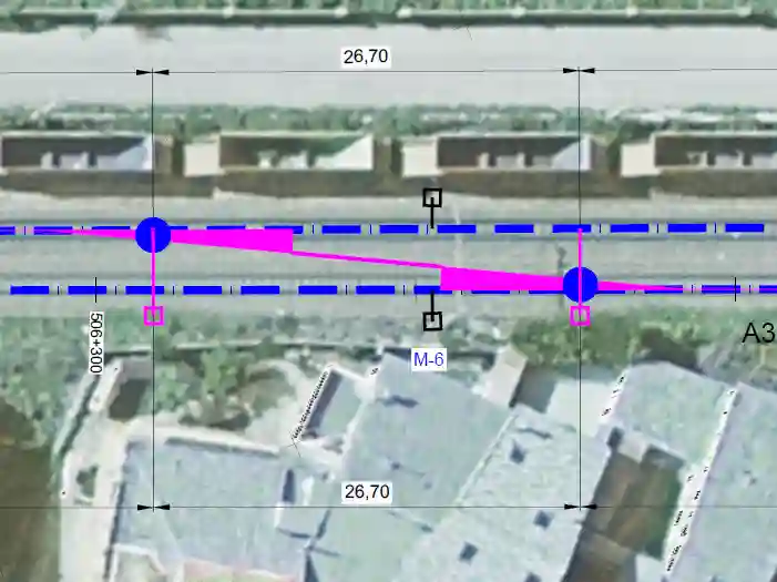 Plano superpuesto a ortofoto de un tramo ferroviario urbano con eje de vía en azul y elementos en magenta que muestran un escape diagonal entre carriles y dos apoyos señalados.