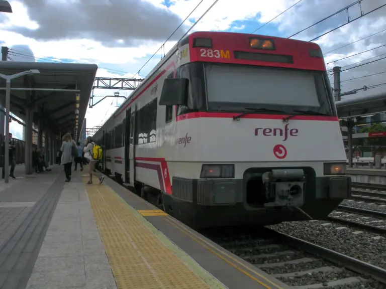 Tren 447 de Renfe circulando por el núcleo de Cercanías de Madrid, utilizado en los servicios entre la capital y su entorno.