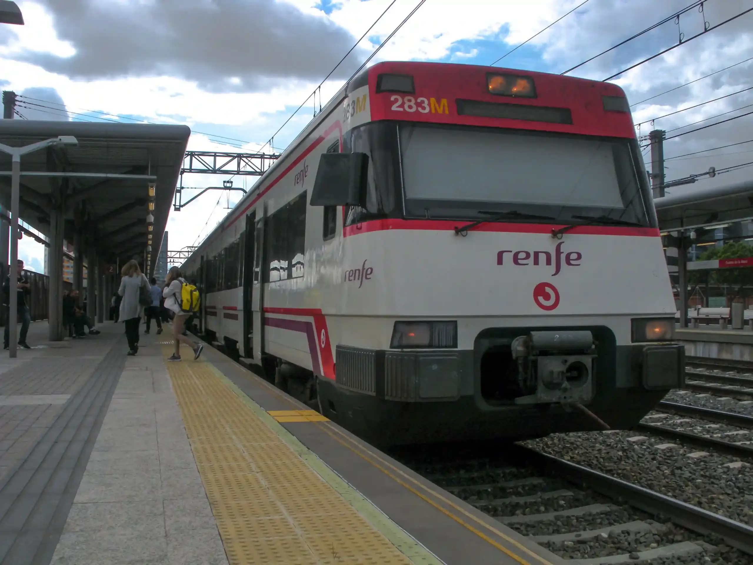 Tren 447 de Renfe circulando por el núcleo de Cercanías de Madrid, utilizado en los servicios entre la capital y su entorno.