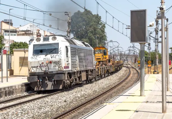 Tren carrilero circulando por una línea ferroviaria en servicio.