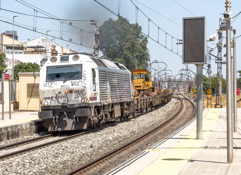 Tren carrilero circulando por una línea ferroviaria en servicio.