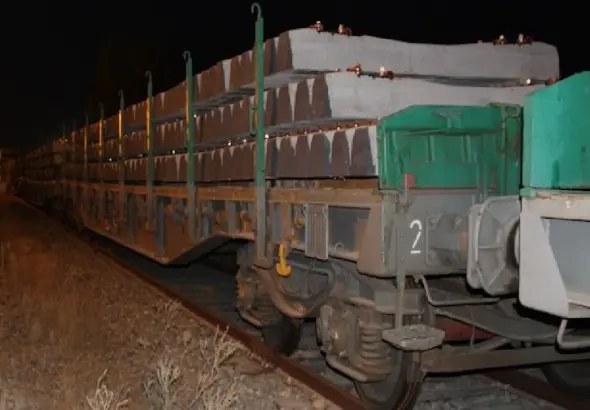 Vagón cargado con traviesas de hormigón destinadas a obras de mejora