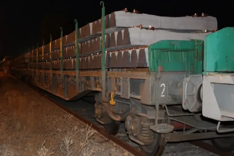 Vagón cargado con traviesas de hormigón destinadas a obras de mejora