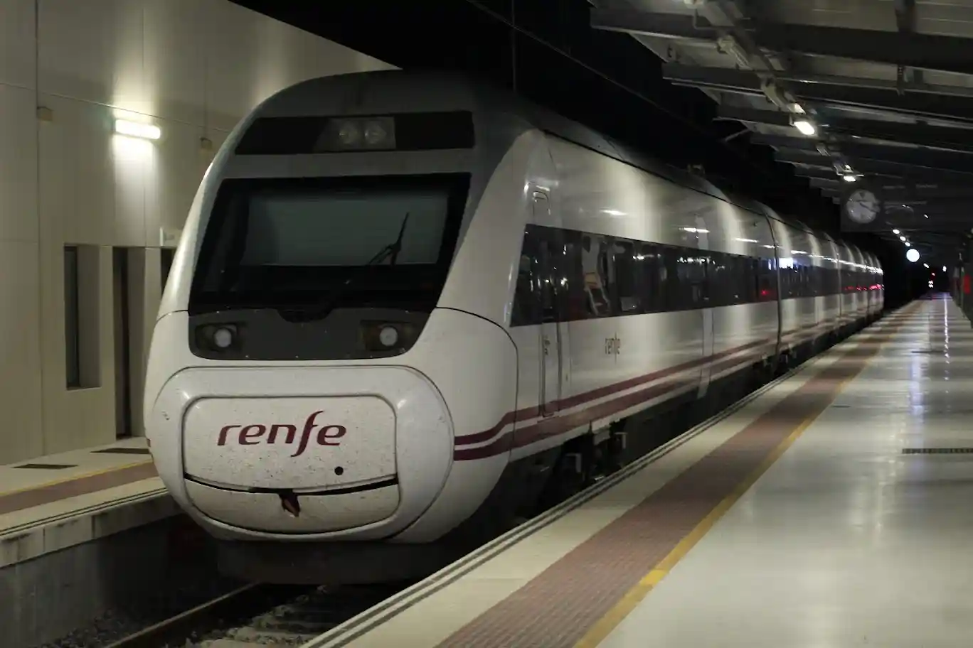 La estación que supuestamente iba a soportar la Alta Velocidad, con un tren de ancho variable.