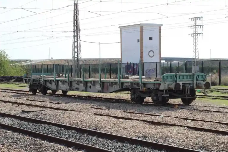 Vagon dispuesto para realizar transporte de traviesas