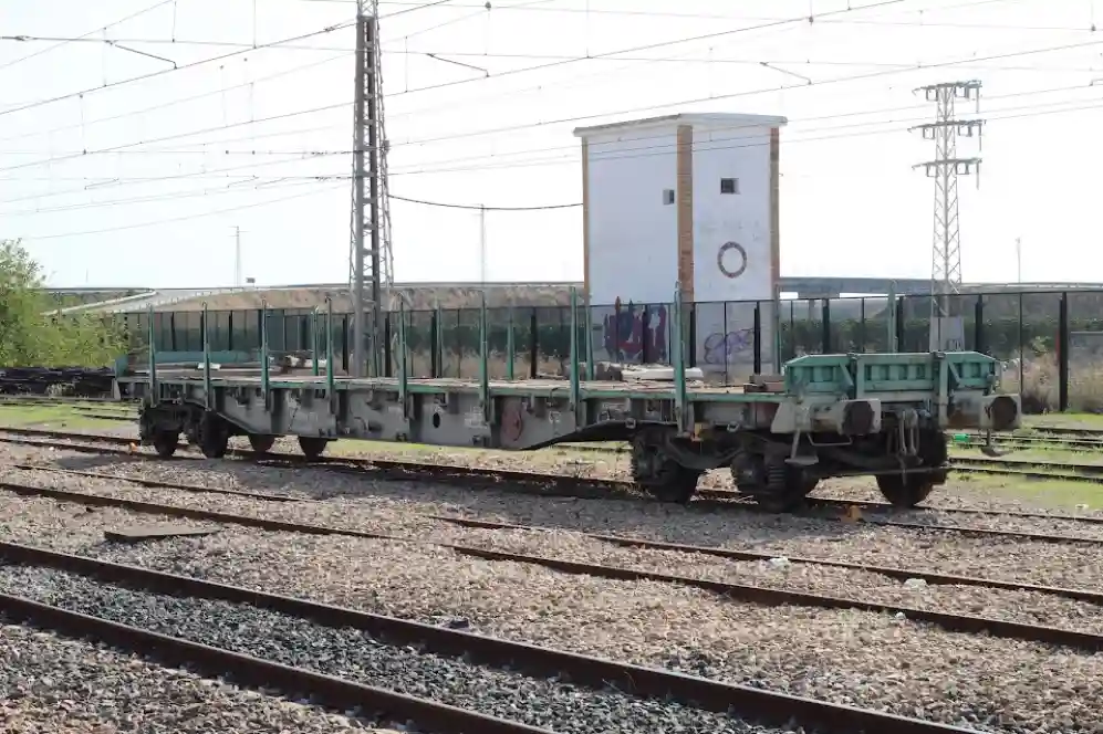 Vagon dispuesto para realizar transporte de traviesas