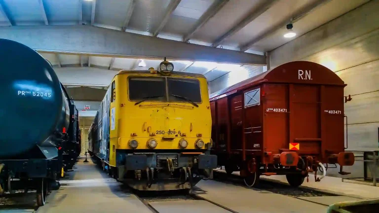 Mora la Nova, material ferroviario preservado por el propio museo y sus colaboradores.