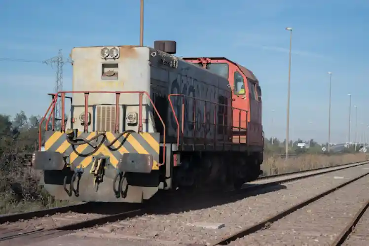 Tren de ADIF circulando por una vía.
