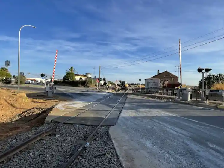Paso a nivel en donde está siendo reformado e incluyendose en el enclavamiento de la estación.