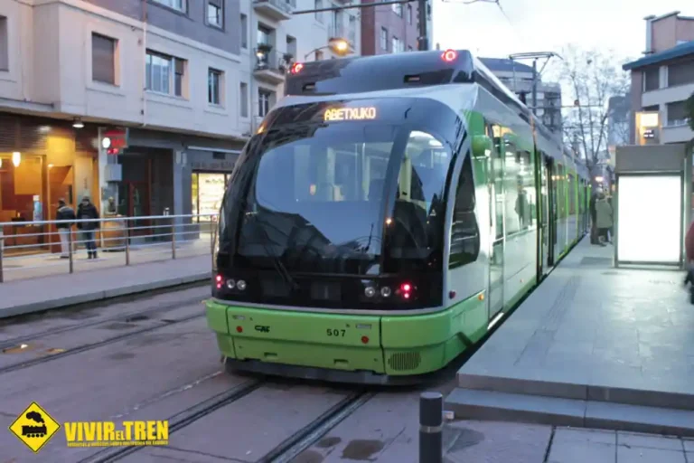 Unidad actual del tranvía de Euskotren prestando servicio en la red de Vitoria-Gasteiz