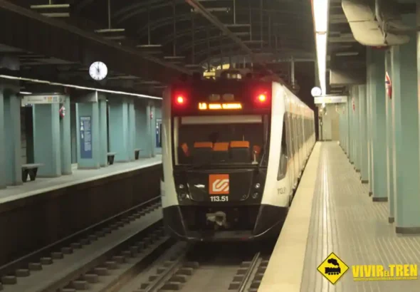 Tren de la serie 213 de Ferrocarrils de la Generalitat de Catalunya saliendo de una estación subterránea en Barcelona