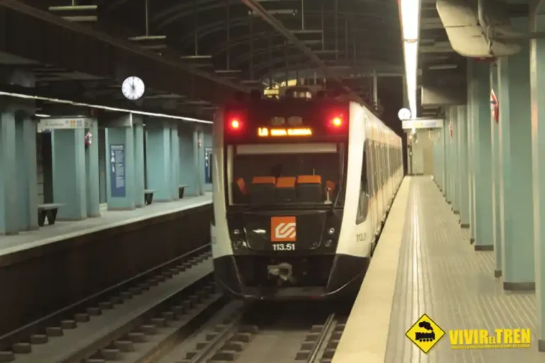 Tren de la serie 213 de Ferrocarrils de la Generalitat de Catalunya saliendo de una estación subterránea en Barcelona