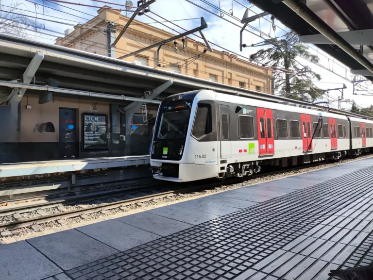 Tren de Ferrocarrils de la Generalitat de Catalunya llegando al andén de una estación