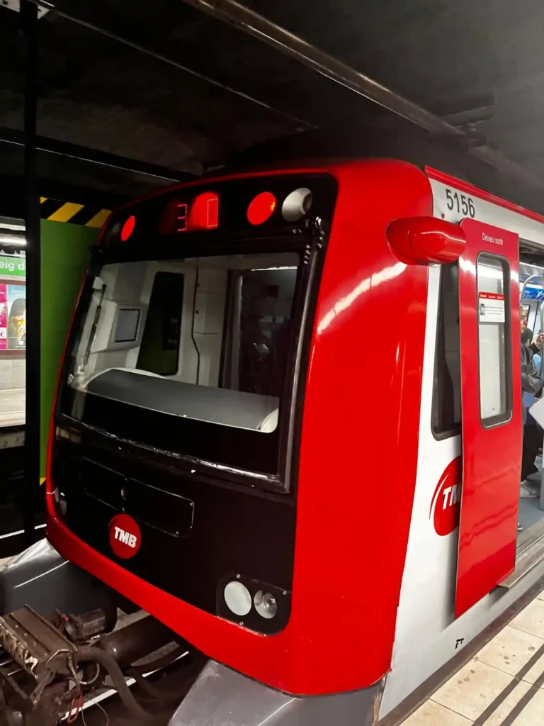 El coche 5156 de la serie 5000, una de las protagonistas del ambicioso plan de renovación de TMB para mejorar la experiencia del pasajero y la eficiencia operativa.