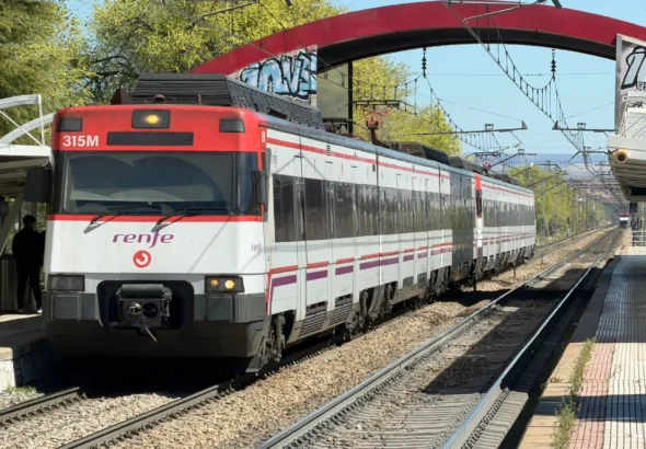 Dos 446 realizando Mostoles - Humanes realizando su parada en uno de los apeaderos de la línea C-5