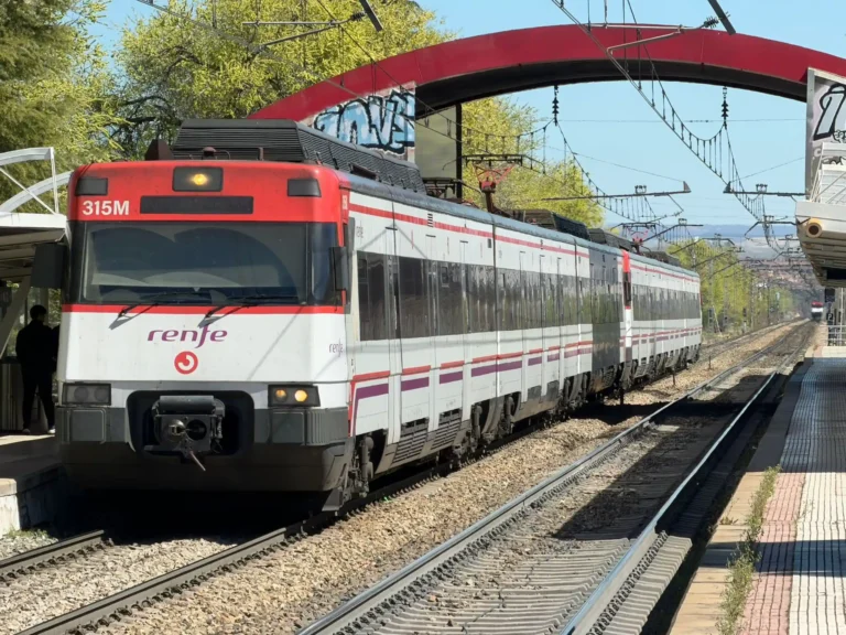 Dos 446 realizando Mostoles - Humanes realizando su parada en uno de los apeaderos de la línea C-5