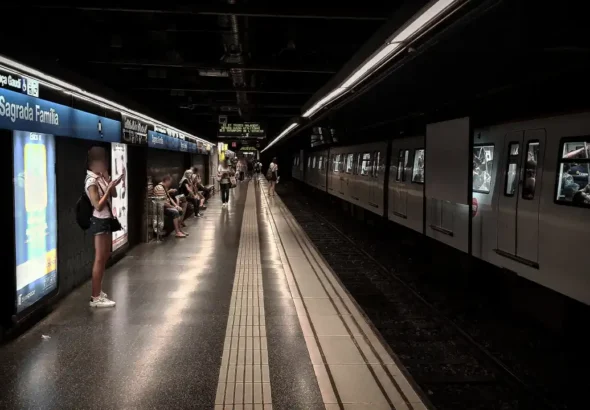 Foto del andén de la Línea 5 de Metro de Barcelona. Por aquí, podrá circular la nueva dresina que adquirirá FMB