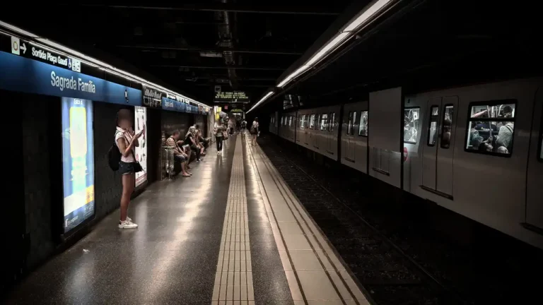 Foto del andén de la Línea 5 de Metro de Barcelona. Por aquí, podrá circular la nueva dresina que adquirirá FMB