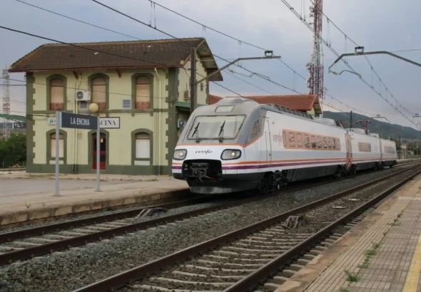 Un tren de Media distancia realizando pruebas a su paso por la estación de La Encina.