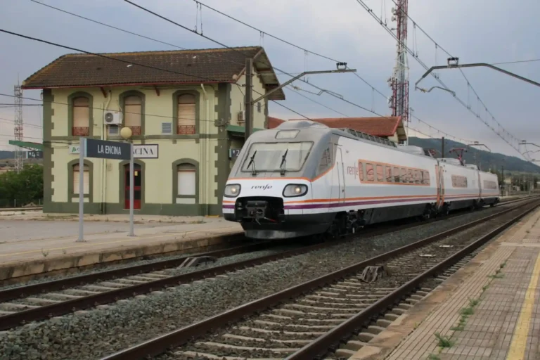 Un tren de Media distancia realizando pruebas a su paso por la estación de La Encina.