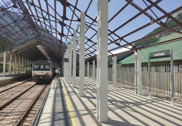 Un automotor de la serie 596 de Renfe estacionado en la vía 1 bajo la marquesina metálica de la estación de Canfranc, en la histórica Línea de Canfranc.