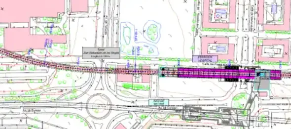 Plano técnico de ingeniería ferroviaria que muestra el diseño del trazado de las vías de tren y la nueva estación subterránea denominada "Estación Hospital", ubicada junto a la Calle del Poeta Rafael Morales en San Sebastián de los Reyes. El mapa detalla las vías ferroviarias cruzando de izquierda a derecha en color rojo y morado, zonas urbanas con edificios en color rosa, calles aledañas y rotondas.
