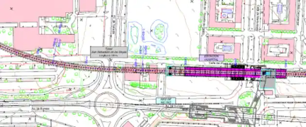 Plano técnico de ingeniería ferroviaria que muestra el diseño del trazado de las vías de tren y la nueva estación subterránea denominada "Estación Hospital", ubicada junto a la Calle del Poeta Rafael Morales en San Sebastián de los Reyes. El mapa detalla las vías ferroviarias cruzando de izquierda a derecha en color rojo y morado, zonas urbanas con edificios en color rosa, calles aledañas y rotondas.