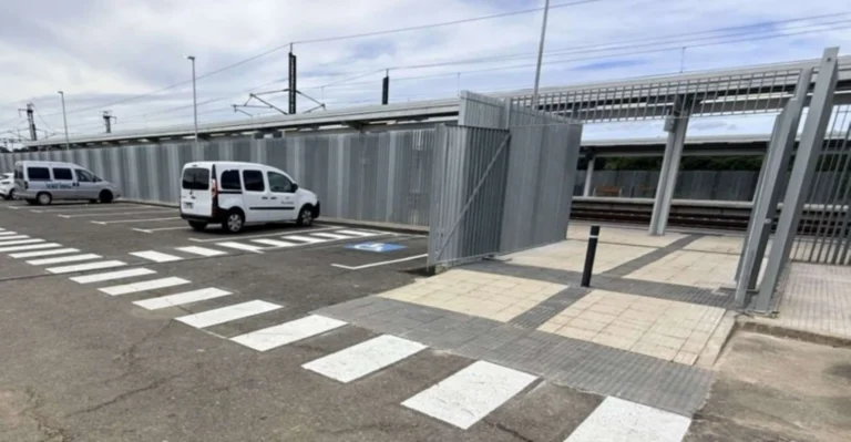 Estación de Ordes_Aparcamiento y rampa de acceso al andén remodelados