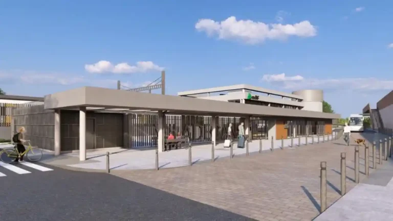 Infografía arquitectónica digital que muestra el exterior moderno y remodelado de la estación de tren de Viladecans (Adif), con accesos peatonales, marquesina gris, personas caminando y un ciclista en un día despejado.