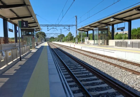 Fotografía de las renovadas instalaciones de la estación de tren de Rodalies en Sant Jordi Desvalls, Girona, mostrando los nuevos andenes y mejoras de accesibilidad bajo un cielo despejado.