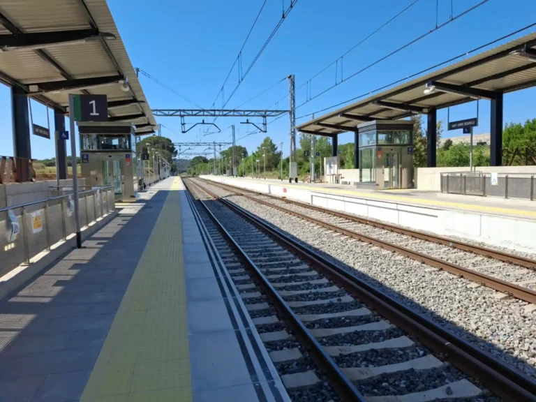 Fotografía de las renovadas instalaciones de la estación de tren de Rodalies en Sant Jordi Desvalls, Girona, mostrando los nuevos andenes y mejoras de accesibilidad bajo un cielo despejado.