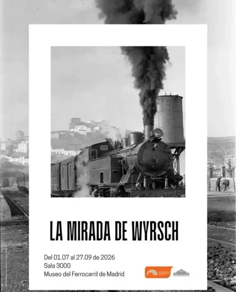 Cartel publicitario en blanco y negro de la exposición «La Mirada de Wyrsch». Muestra la fotografía de una locomotora de vapor en marcha expulsando humo oscuro, con un paisaje montañoso y un depósito de agua al fondo. Abajo se lee la fecha «Del 01.07 al 27.09 de 2026» en la Sala 3000 del Museo del Ferrocarril de Madrid.