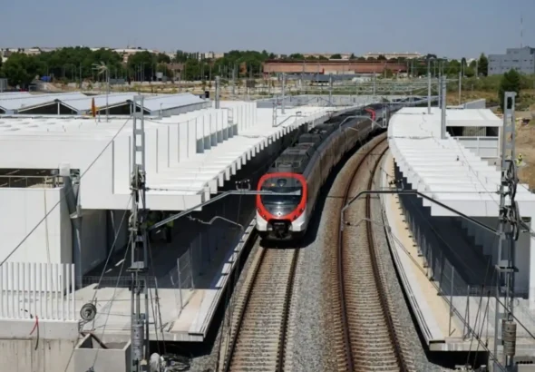 La nueva estación de Parla Norte, con una unidad de la serie 465 haciendo su paso por la misma para realizar un servicio de la C-4 Madrileña.