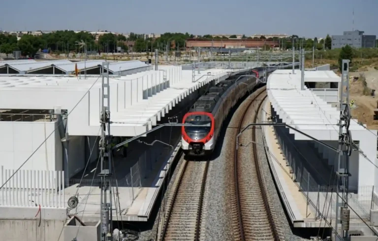 La nueva estación de Parla Norte, con una unidad de la serie 465 haciendo su paso por la misma para realizar un servicio de la C-4 Madrileña.