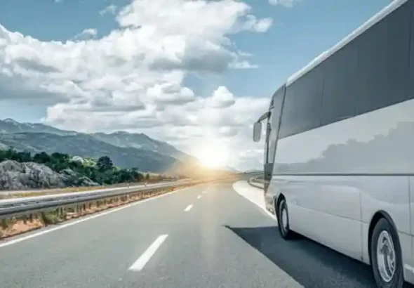 Se observa un bus creado con IA que supuestamente está cubriendo un servicio alternativo de transporte de renfe.