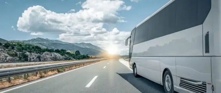Se observa un bus creado con IA que supuestamente está cubriendo un servicio alternativo de transporte de renfe.