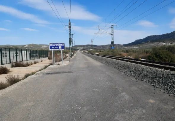 Vista de la plataforma de la línea de alta velocidad Antequera-Granada a la altura del punto kilométrico 130,0 en Bifurcación Archidona, con una vía férrea a la derecha y el espacio preparado a la izquierda para la instalación de nuevas vías.