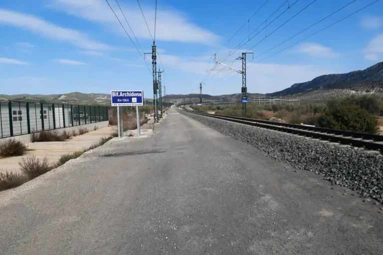 Vista de la plataforma de la línea de alta velocidad Antequera-Granada a la altura del punto kilométrico 130,0 en Bifurcación Archidona, con una vía férrea a la derecha y el espacio preparado a la izquierda para la instalación de nuevas vías.