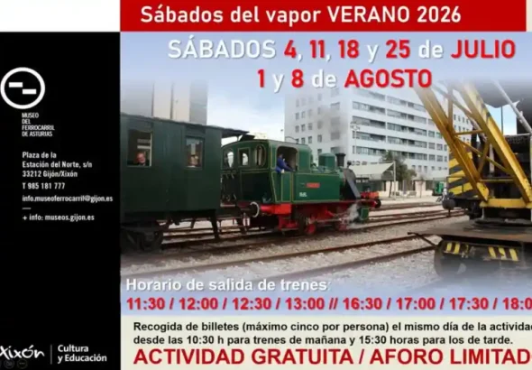 Cartel publicitario del Museo del Ferrocarril de Asturias que anuncia los "Sábados del vapor VERANO 2026". En el centro aparece una fotografía de una locomotora de vapor verde clásica arrastrando un vagón de madera sobre las vías en Gijón. El cartel incluye fechas de julio y agosto, horarios de salida por la mañana y tarde, e indica que es una actividad gratuita con aforo limitado.