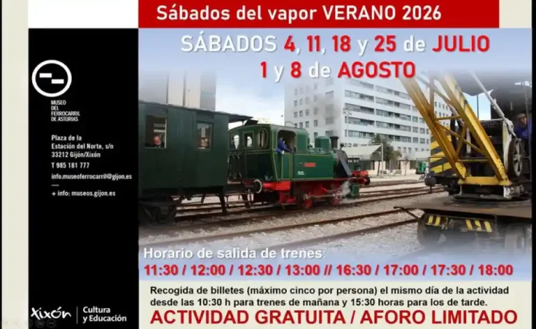 Cartel publicitario del Museo del Ferrocarril de Asturias que anuncia los "Sábados del vapor VERANO 2026". En el centro aparece una fotografía de una locomotora de vapor verde clásica arrastrando un vagón de madera sobre las vías en Gijón. El cartel incluye fechas de julio y agosto, horarios de salida por la mañana y tarde, e indica que es una actividad gratuita con aforo limitado.