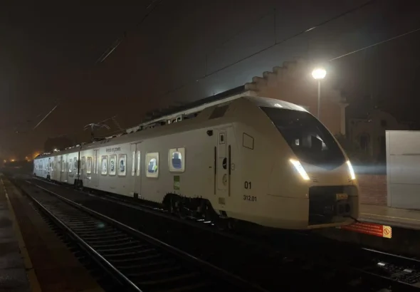 Serie 312 realizando pruebas nocturnas